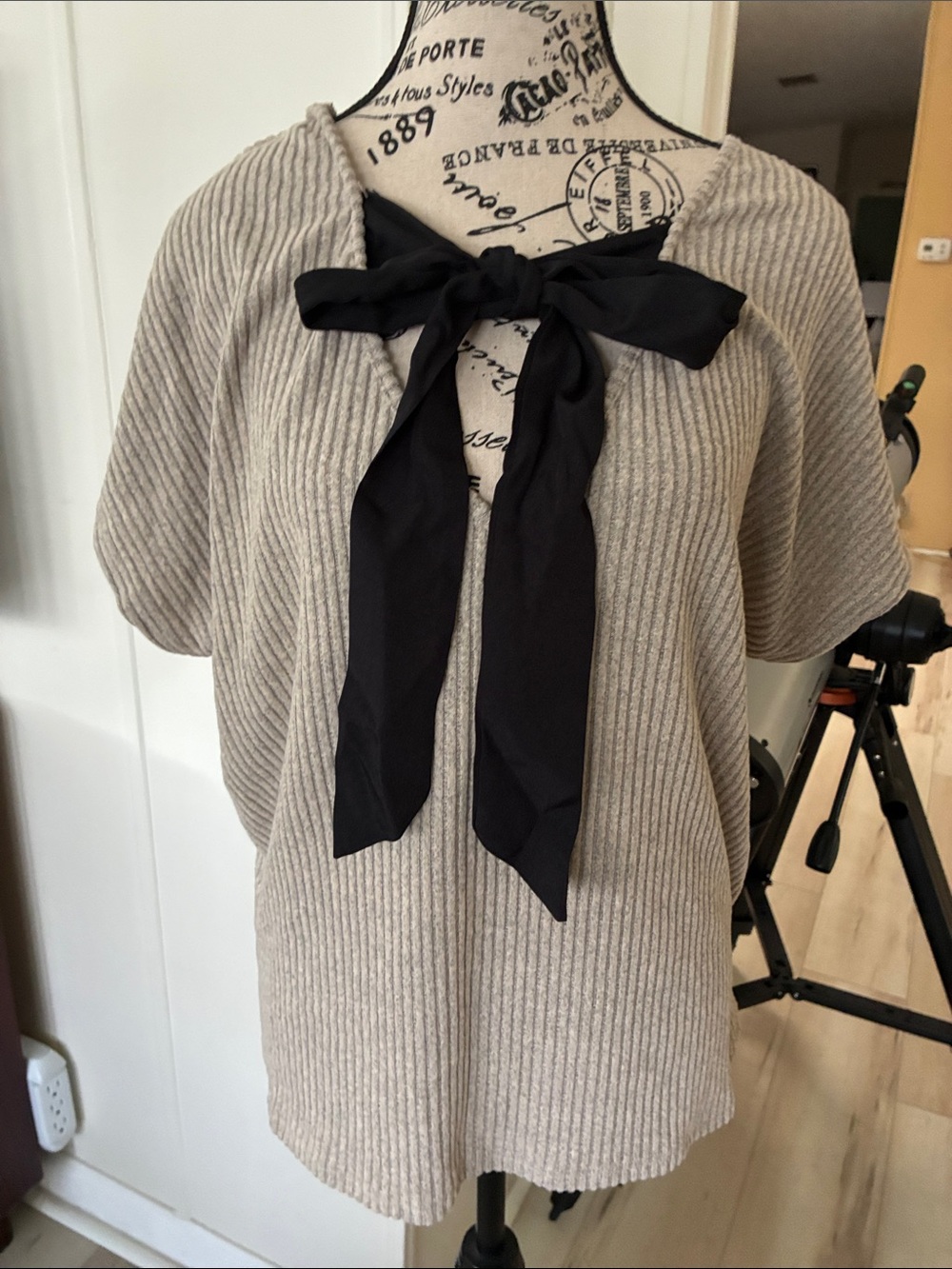 Taupe Ribbed Knit Top with Black Bow Tie and V Back Sz XL nwt